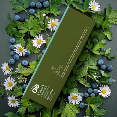 immagine del prodotto fiala essenza ambientata su sfondo neutro con mirtilli e margherite